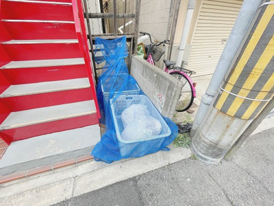 【その他共用部分】 | ブライクルマンション | 階段を下りてすぐ横にゴミ置き場があります。