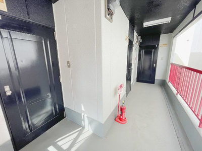 【ロビー】 | ブライクルマンション | 上の壁と玄関扉が黒で統一されたお洒落な外観です。