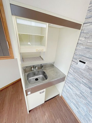 【キッチン】 | ブライクルマンション | 上にも下にも収納が付いているので便利です。