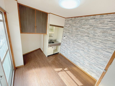 【居間・リビング】 | ブライクルマンション | 一部の壁がお洒落な壁紙になっています。