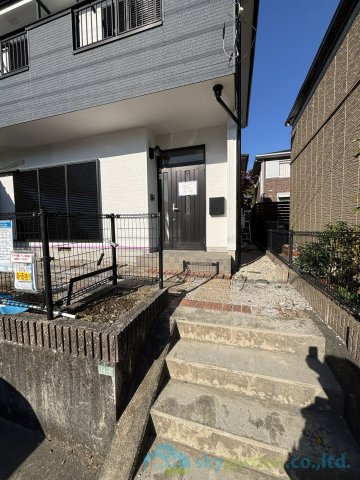 二宮町松根　中古戸建の玄関
