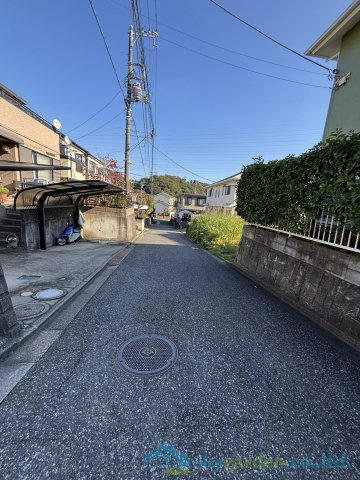 二宮町松根　中古戸建の前面道路含む現地写真