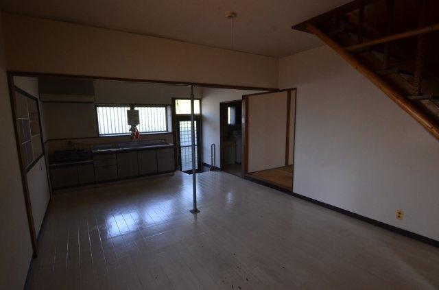 中古住宅（水巻町吉田南1-9-1）の居間・リビング|令和7年8月18日撮影