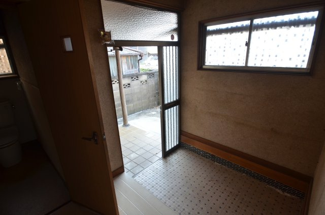中古住宅（水巻町吉田南1-9-1）の玄関|令和7年8月18日撮影