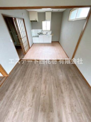 ウィングトップの居間・リビング|キッチンとリビングの間に段差があります。