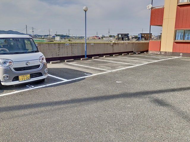屋戸ハイツの駐車場