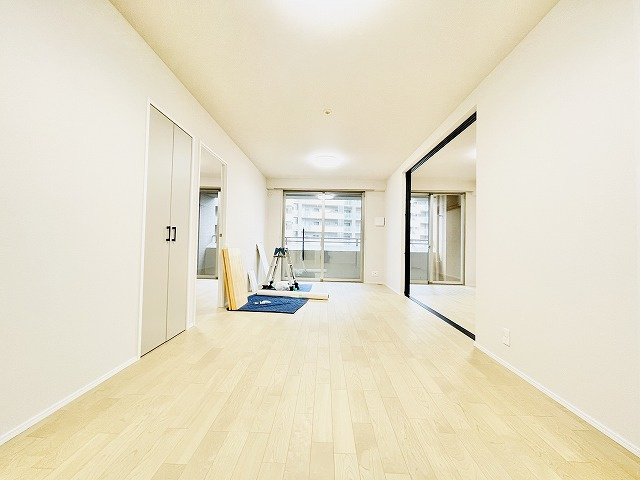 【居間・リビング】 | コアマンション城南ネクステージ | 約15.1帖のLDK。ダイニングテーブルやテレビボード、ソファなどの家具を置いてもゆったりとお過ごしいただけます♪