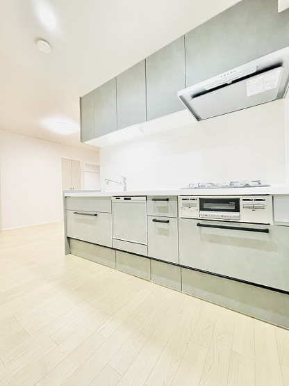 【キッチン】 | コアマンション城南ネクステージ | キッチンには吊戸棚が完備されているため、かさばる調理器具や食器類などすっきりと収納できます。