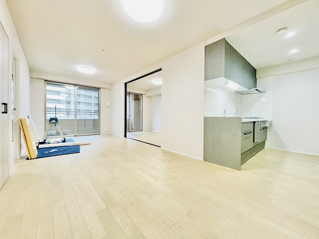 【居間・リビング】 | コアマンション城南ネクステージ | フルリフォーム済みのため、気持ちよく新生活がスタートできます♪また、南向きの大きな窓があるため、通風・日当たり良好です◎