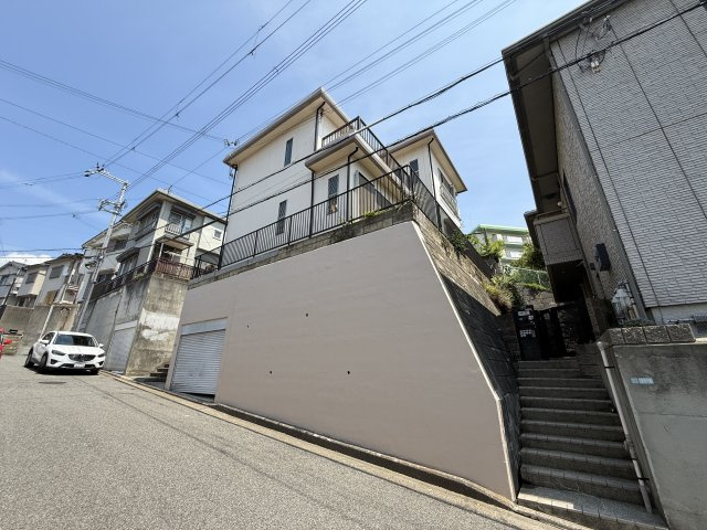 明石市北朝霧丘二丁目戸建の前面道路含む現地写真
