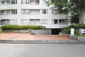 【エントランス】 | お客様を、そして住人を出迎えてくれるマンションのエントランス。ゴミが落ちていないことからも、管理状態の良さや住民の節度の高さが見て取れます。～即日のご見学可能～　お問合せはお気軽にどうぞ。
