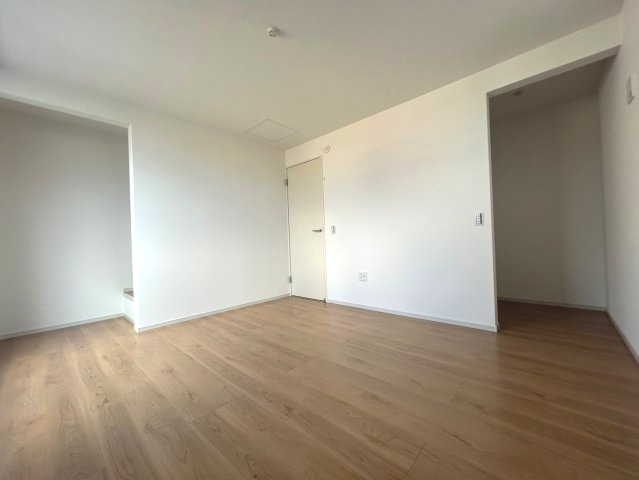 【価格改定】向日市鶏冠井町沢ノ東の洋室|洋室（約7帖）は主寝室としてオススメ！
ゆとりある広さで快適なプライベート空間です。