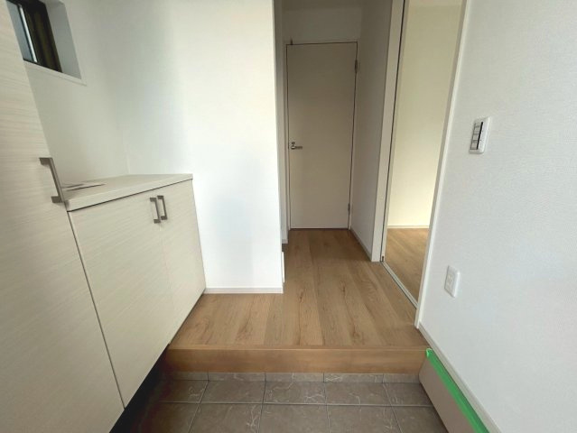 【価格改定】向日市鶏冠井町沢ノ東の玄関|ナチュラルテイストの玄関です。
やさしい光と落ち着いた色合いが、帰宅時にほっと安らぎをもたらします。