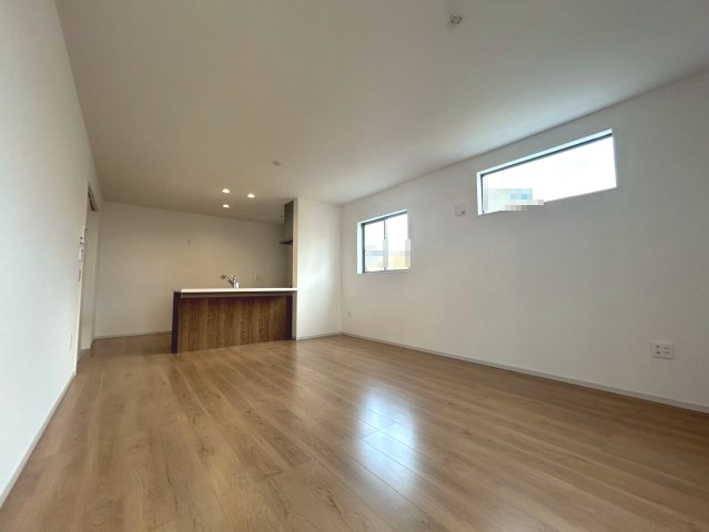 【価格改定】向日市鶏冠井町沢ノ東の居間・リビング|明るく開放的な2階LDK（約16帖）
木目調フローリングが温かみのある空間を演出！