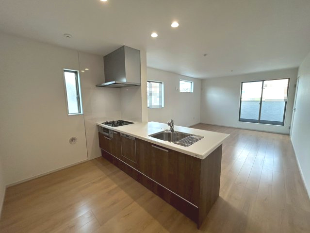 【価格改定】向日市鶏冠井町沢ノ東のキッチン|カウンターキッチンからリビング全体を見渡せます！