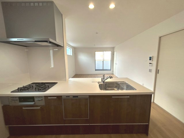 【価格改定】向日市鶏冠井町沢ノ東のキッチン|3口ガスコンロ・グリル・食洗機付きで家事もラクラク！