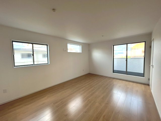 【価格改定】向日市鶏冠井町沢ノ東の居間・リビング|LDKからワイドバルコニーへ直接出入り可能！
室内と屋外をつなぐ開放感ある暮らしを実現