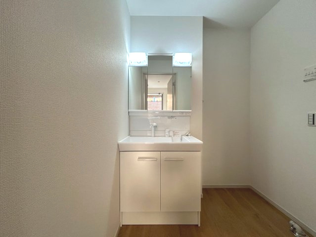 【価格改定】向日市鶏冠井町沢ノ東の独立洗面台|三面鏡の洗面化粧台で朝の支度もスムーズに♪