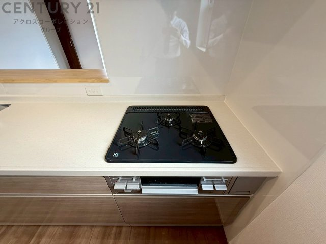 多数の調理器具を同時に使用でき、料理の効率化が可能。省エネで節約になり、様々な料理スタイルに適応できます。また、火力調整が独立しており、手入れや掃除もしやすく、今よりもっとお料理が楽しくなるかも。