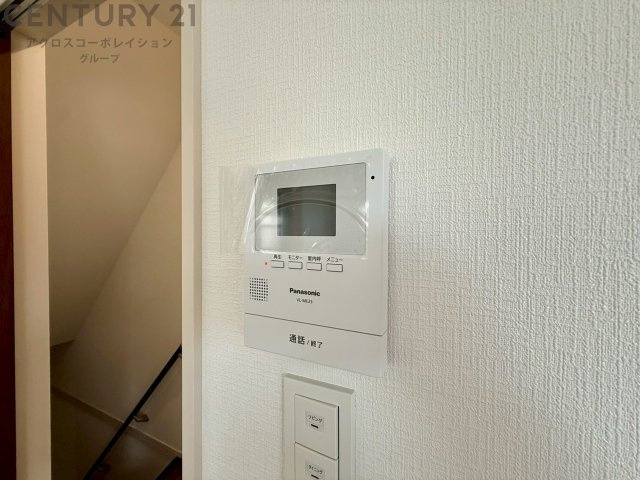訪問者が来たときにテレビ画面で確認できるため、安心してドアを開けられます。録画機能があるものもあり、留守中に来訪者を記録しておくことができます。利便性が高く、セキュリティ面でも安心です。
