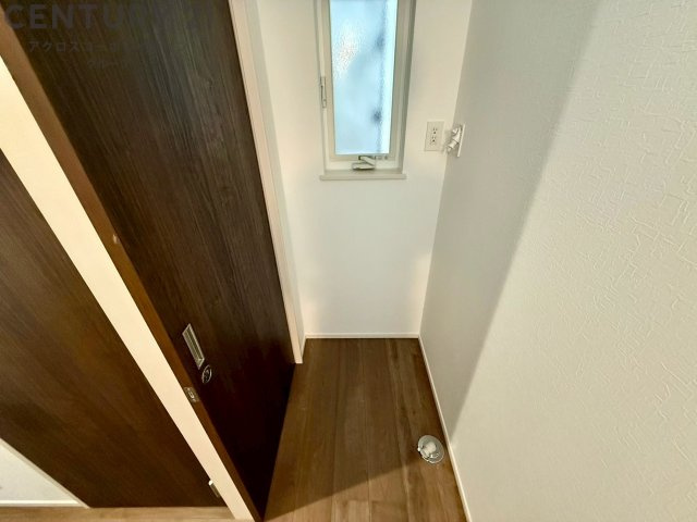 洗濯物の仕分け作業がしやすく、整理整頓が容易になります。洗濯音や湿気を他の部屋に持ち込まず、生活環境を快適に保ちます。上部を活用すれば収納スペースを確保でき洗剤や洗濯用品の整理もしやすくなります。