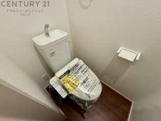 温水洗浄便座付トイレは温水洗浄機能により、暖かい水でおしりを洗浄することができ、冷たい水を使う従来の便座に比べ、温水洗浄機能で暖かいトイレを提供し、快適な使用を可能にします。
