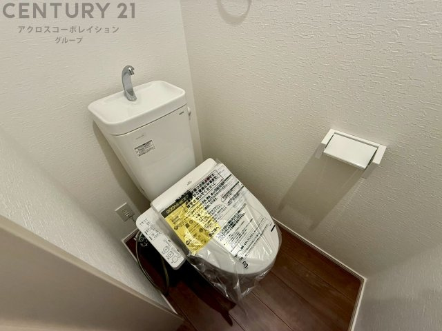 温水洗浄便座付トイレは温水洗浄機能により、暖かい水でおしりを洗浄することができ、冷たい水を使う従来の便座に比べ、温水洗浄機能で暖かいトイレを提供し、快適な使用を可能にします。