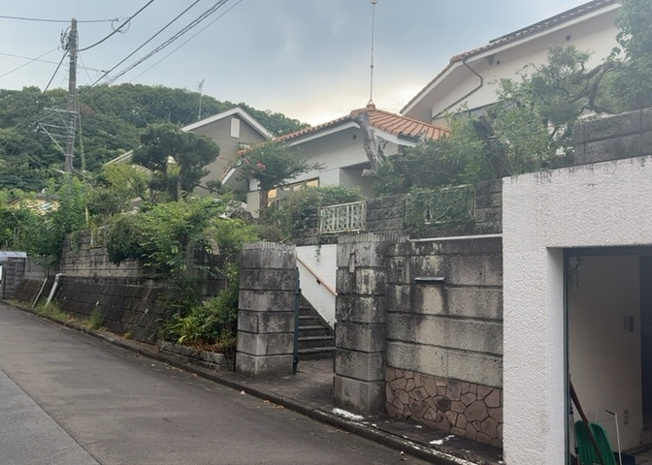 【外観】 | 現地に行くなら、物件の周囲の地形がどうなっているかを見ることも大切です。周辺より低くなっている土地では、大雨などで水が集まりやすいため、地盤が弱くなっているということも考えられるため、注意が必要です。