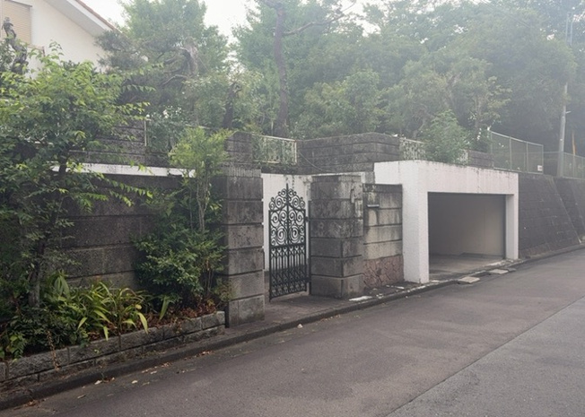 【外観】 | 隣家の土地はどうなっているのか、生活利便施設が近くにあるのか、学校まで近いかなど、お客様のライフスタイルにあわせたイメージが重要です。また、近くにあると困る施設が近くにないかも確認するといいでしょう。