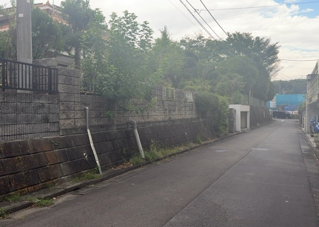 【外観】 | 土地購入を検討されている場合、境界杭がない状態で購入してしまうと境界確定測量をする必要があり、費用がかかります。購入の前に、売主、隣土地所有者立ち合いのもと境界を確定し境界杭を設置するのがベストです。