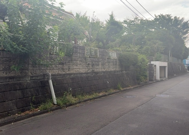 【外観】 | 家を建てる前提で土地を探している場合、地盤の丈夫さは譲れない条件の一つです。地盤が脆弱だと追加工事が必要となります。また、過去に地盤沈下や液状化現象を起こした土地は、できるだけ避けた方がいいでしょう。