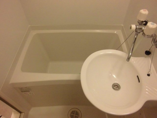 レオパレスランド諸岡の浴室|設備仕様は号室により異なる為、現況を優先します。