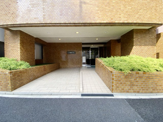 【エントランス】 | オートロックを備えた、マンションのエントランス。やはりセキュリティの観点は欠かすことができません。皆様を“安全”に送り出し、出迎えてくれます。～即日のご見学可能～　お問合せはお気軽にどうぞ。