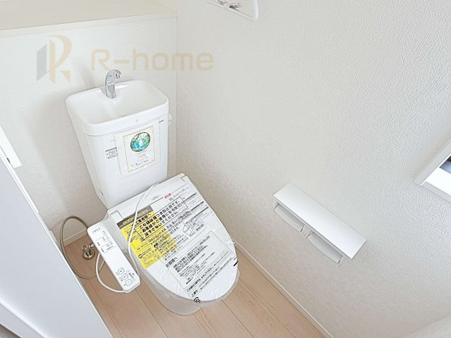 結城市結城第45　新築戸建て　2号棟のトイレ|温水洗浄便座付きのトイレ。
トイレが２ヵ所設置で朝の忙しい時間でも安心です。