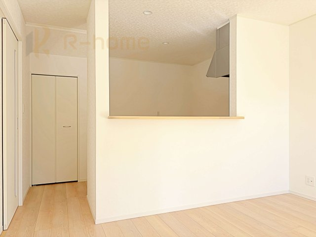 結城市結城第45　新築戸建て　2号棟のキッチン|対面式で会話をしながら家事ができます♪便利なキッチン収納付き♪