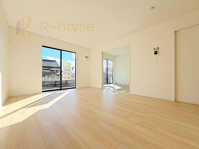 結城市結城第45　新築戸建て　2号棟の居間・リビング|ゆったりくつろげるリビングスペース！パントリーとして活用できるキッチン収納付き♪