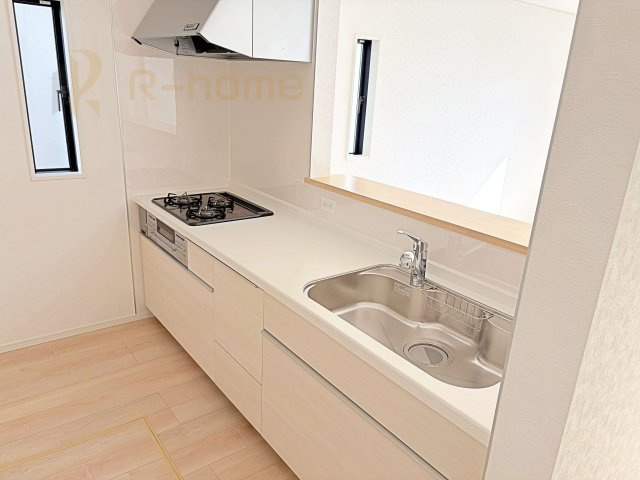 結城市結城第45　新築戸建て　2号棟のキッチン|料理をしながら家族とコミュニケーションが取れる対面式システムキッチン。