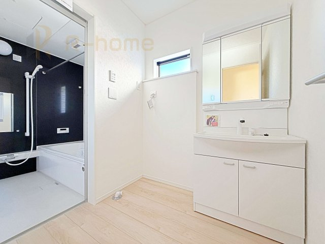 結城市結城第45　新築戸建て　2号棟の洗面所|清潔感溢れる洗面台は嬉しい三面鏡付き。洗剤や歯ブラシなどもすっきり収納できます♪