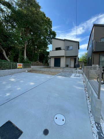 大阪狭山市池尻自由丘新築戸建て4LDKの前面道路含む現地写真