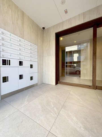 「防音マンション」CASA　RASICLAS　Itabashi-Oyamaのエントランス|落ち着いたエントランスです