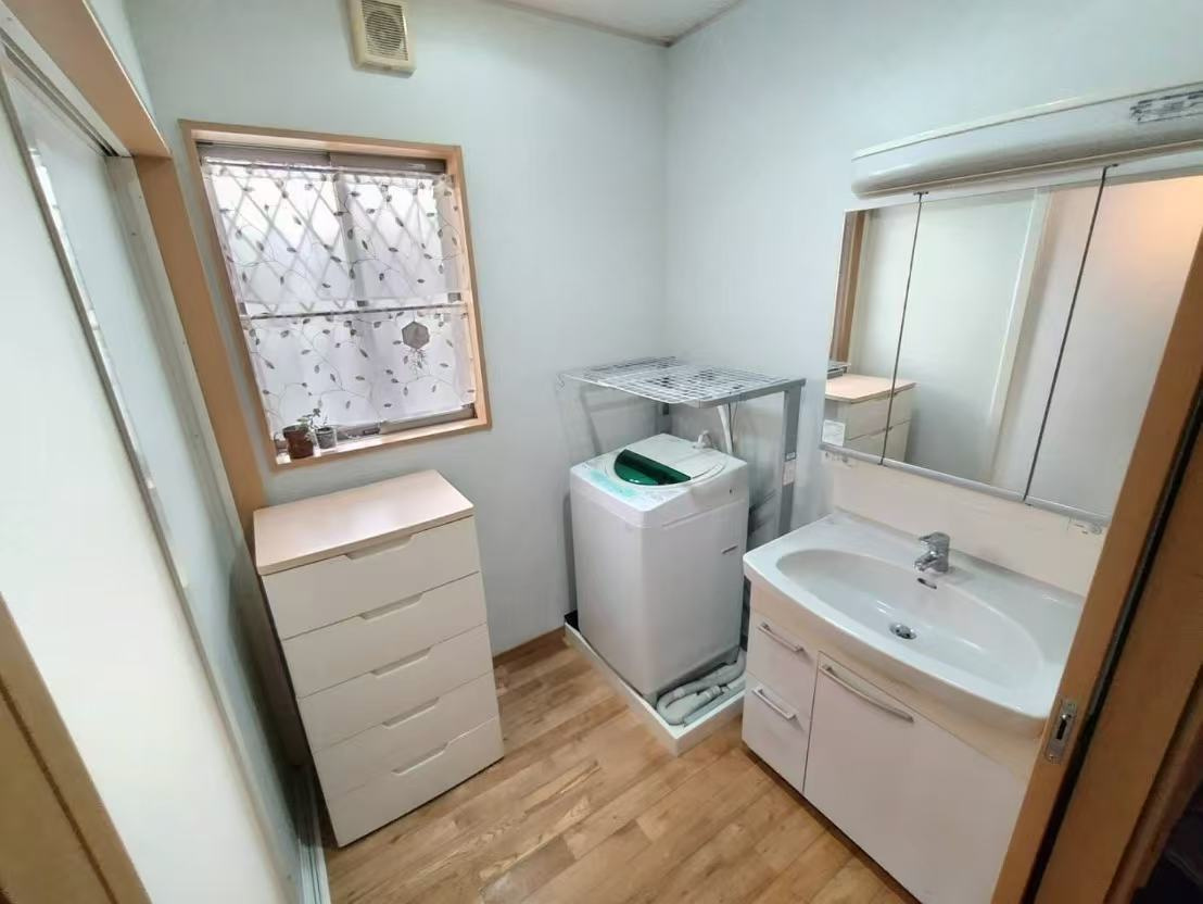 桜井市浅古の洗面所|鏡うらが収納になった3面鏡付き洗面化粧台