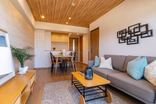 サングレール・フェニング　鳳西町　フルリノベーション物件の居間・リビング