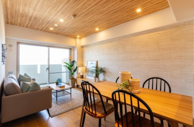 サングレール・フェニング　鳳西町　フルリノベーション物件の居間・リビング