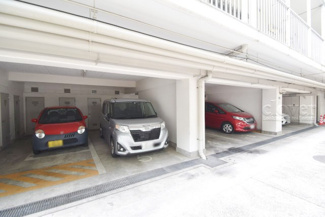 【駐車場】 | マンションの駐車場スペース。空きの有無や駐車料金、サイズ規定などについては、改めてお問い合わせください。～即日のご見学可能～　お問合せはお気軽にどうぞ。
