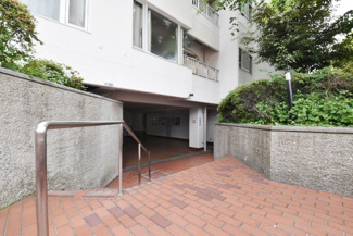 【エントランス】 | お客様を、そして住人を出迎えてくれるマンションのエントランス。ゴミが落ちていないことからも、管理状態の良さや住民の節度の高さが見て取れます。～即日のご見学可能～　お問合せはお気軽にどうぞ。
