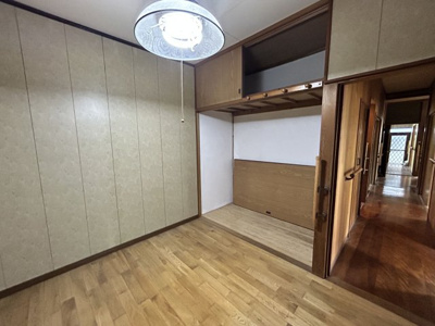 【洋室】 | 長溝町売家 | 使い方様々な１階の納戸兼洋室です！