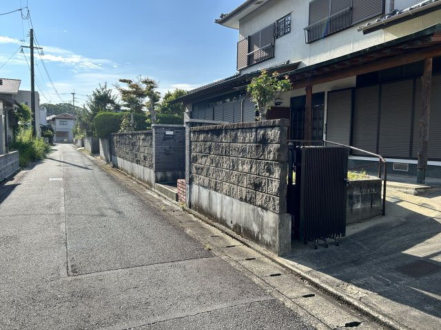 【前面道路含む現地写真】 | 長溝町売家 | 道路より一段上がった敷地で水害の時も心強い物件です！