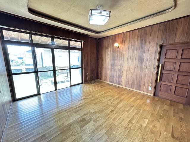 【居間・リビング】 | 長溝町売家 | キッチンと繋がった日当たりの良いリビングルームです！