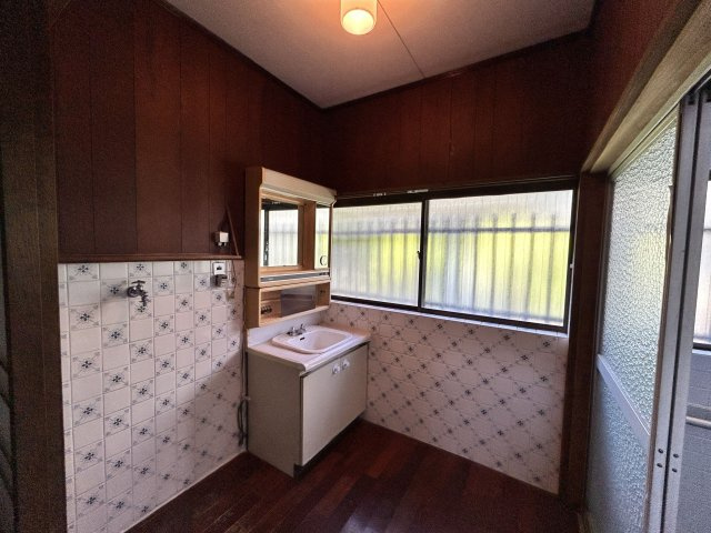 【洗面所】 | 長溝町売家 | 清潔感ある落ち着いた色合いの脱衣所になります！