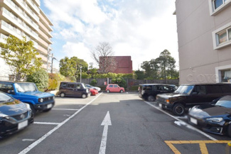 【駐車場】 | マンションの駐車場スペース。空きの有無や駐車料金、サイズ規定などについては、改めてお問い合わせください。～即日のご見学可能～　お問合せはお気軽にどうぞ。
